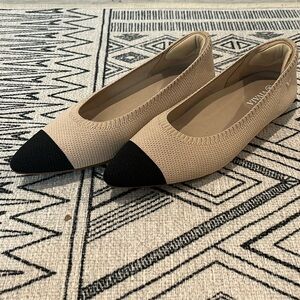 Vivaia Aria 5° - Classic pointed toe flat. Almond and Black